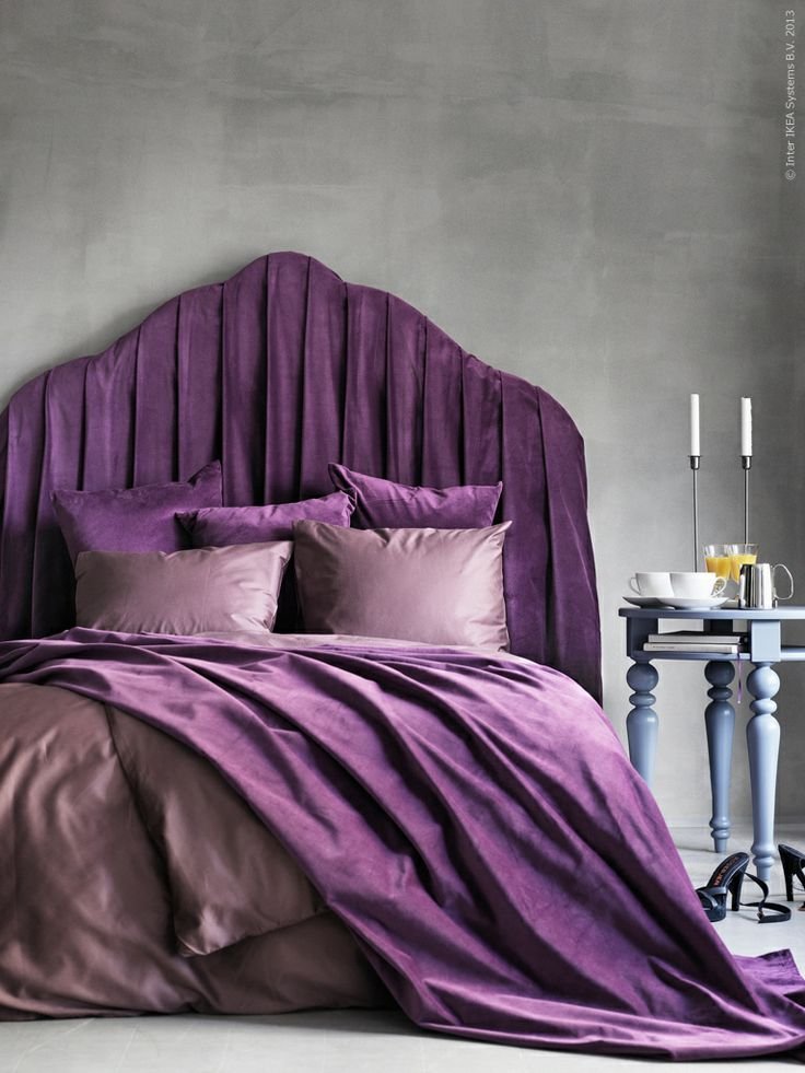 Красивая фиолетовая кровать