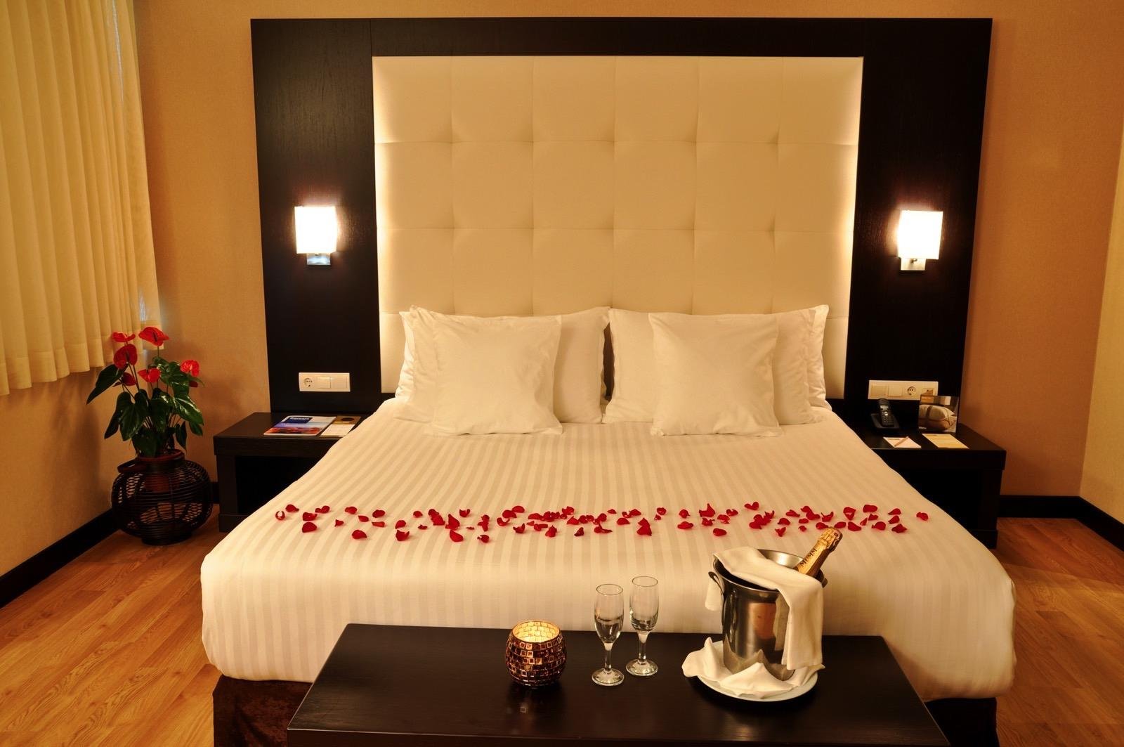 Брачная постель. Eresin Hotel Topkapi 5*. Спальня для молодоженов. Украшение номера для молодоженов. Романтическое украшение номера в отеле.
