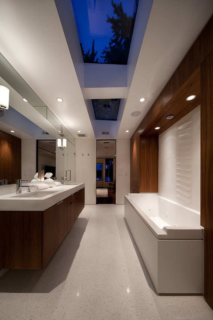 Дизайнерский потолок в ванной комнате