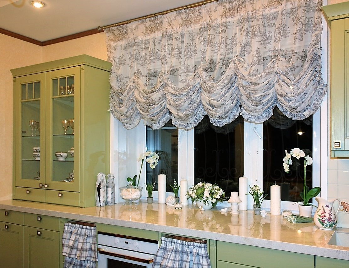 Окно кухня фото штор. Прованс французские, австрийские шторы. Занавеска для кухни. Красивые шторы на кухню. Шторы на кухонное окно.