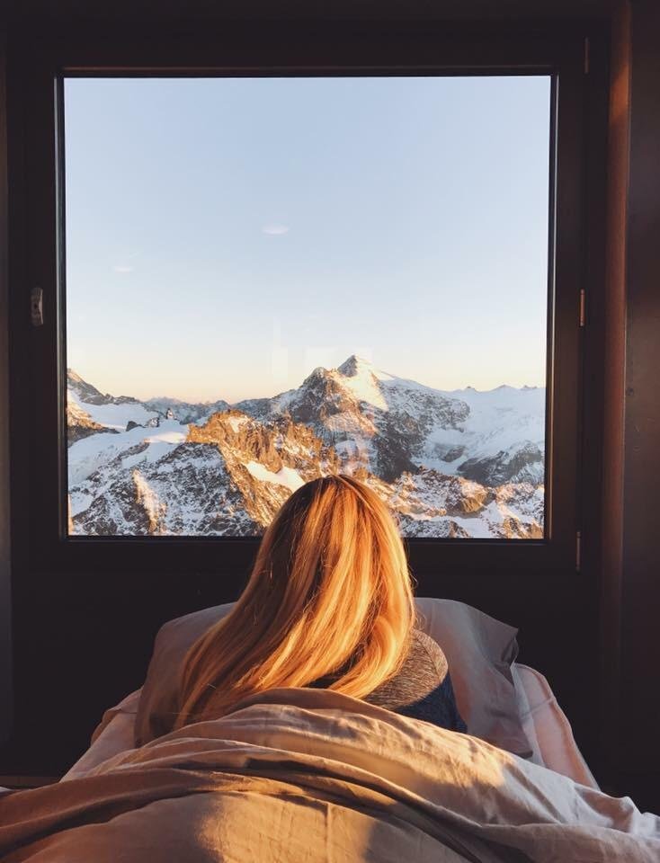 Утро в горах из окна
