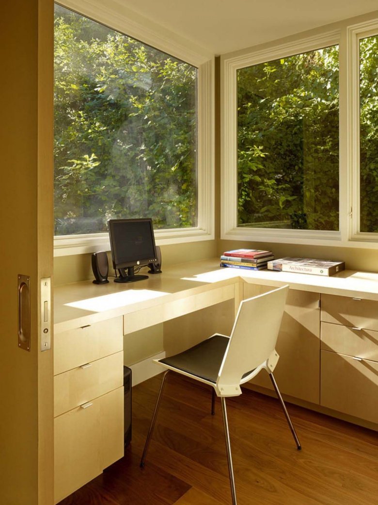 Письменный стол рядом с окном