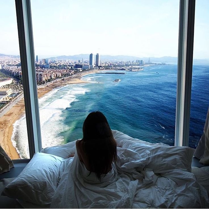 Девушка у окна с видом на море
