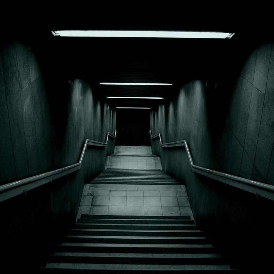 Тёмный коридор с пару лампами