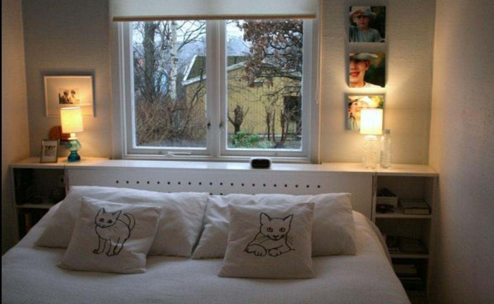 шторы в спальню кровать у окна