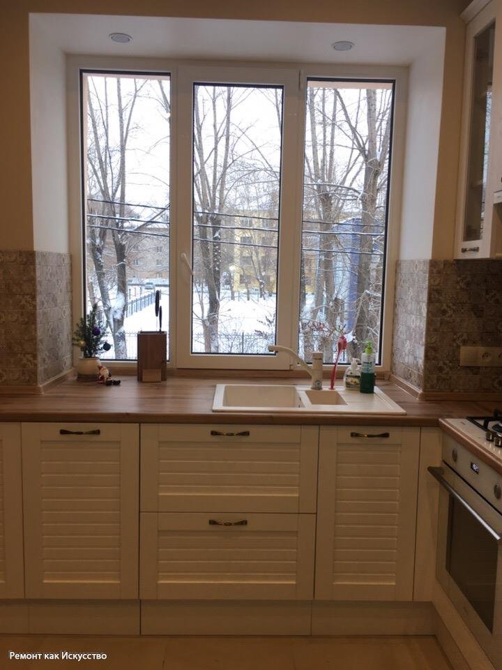 Кухонный гарнитур с мойкой у окна