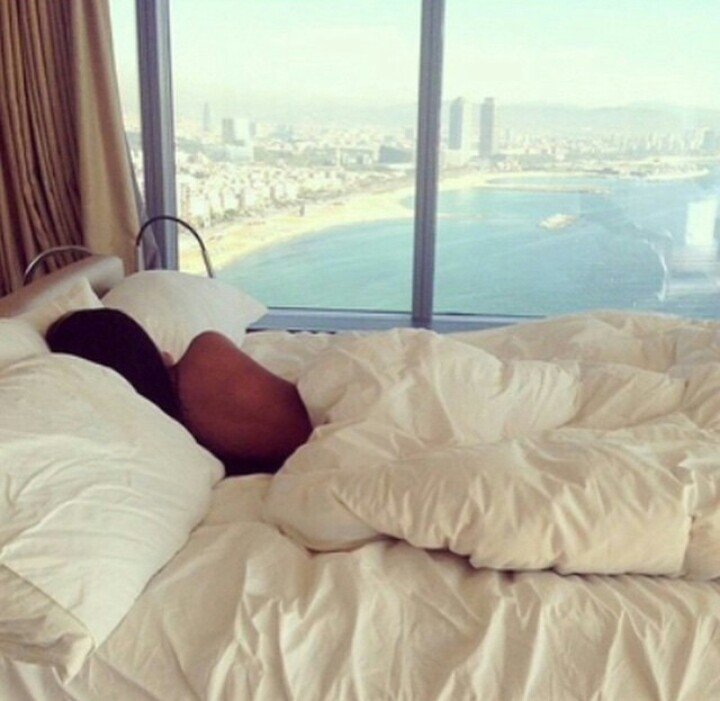 Девушка в постели с видом на море