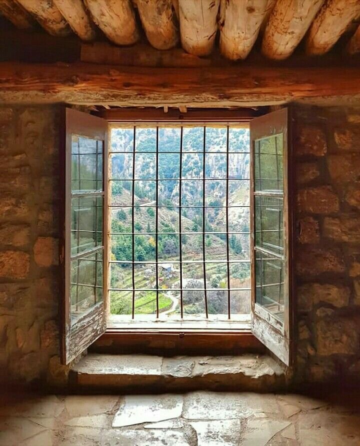 Деревянное окно изнутри