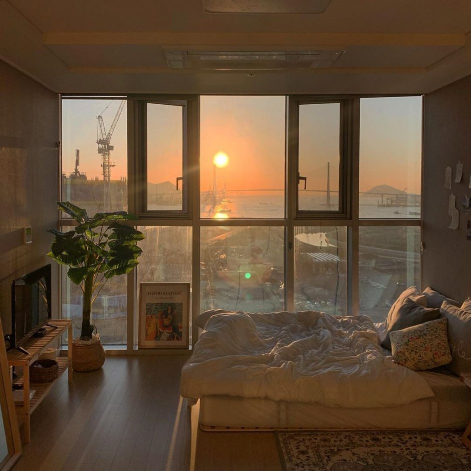 Спальня с панорамными окнами в квартире