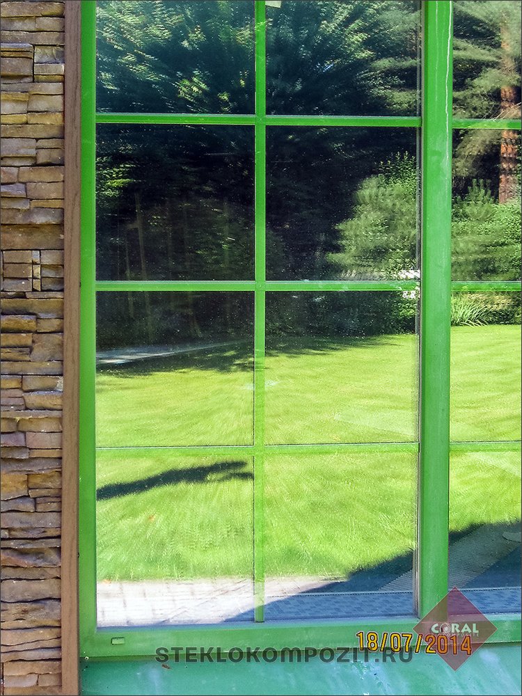 Зеленые окна в деревянном доме