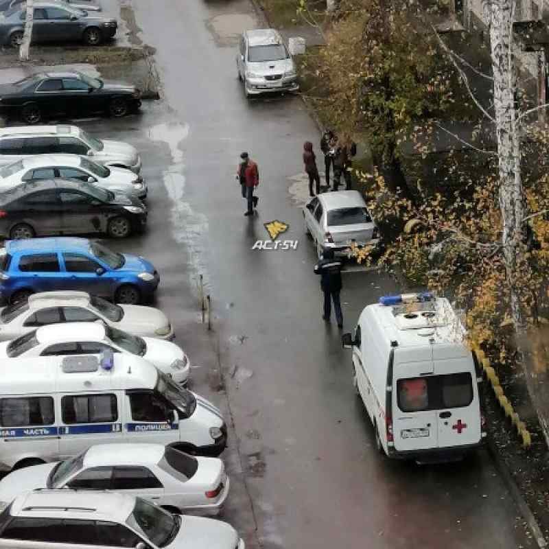 Женщина выбросилась из окна на Минусинской улице