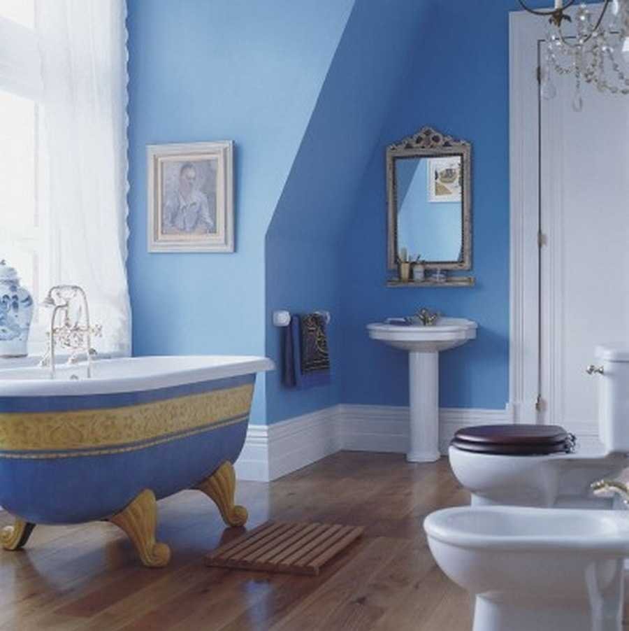 Ванная с синими стенами