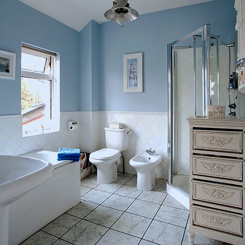Ванная с голубыми стенами