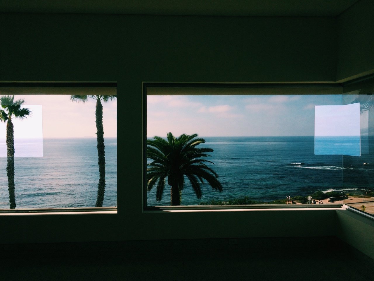 Обои на окно рабочее. Вид из окна на море. Вид из окна на океан. Окно с видом на океан. Окно с красивым видом.