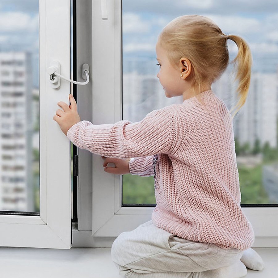 Детская фотосессия на окне