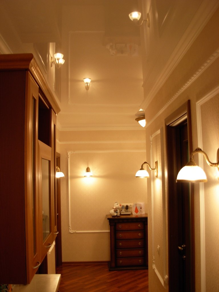 Поставь свет в коридоре. Светильники в коридор. Точечные светильники в коридоре. Точечное освещение в коридоре. Светильники для натяжных потолков в коридоре.