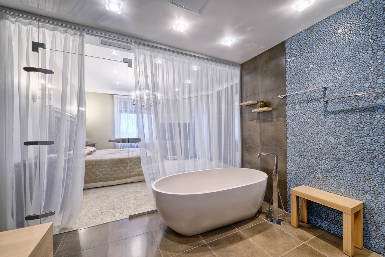 Кровать в ванной комнате. Ванная комната. Красивые Ванные комнаты. Ванная комната со стеклянными стенами. Ванная комната с перегородкой.