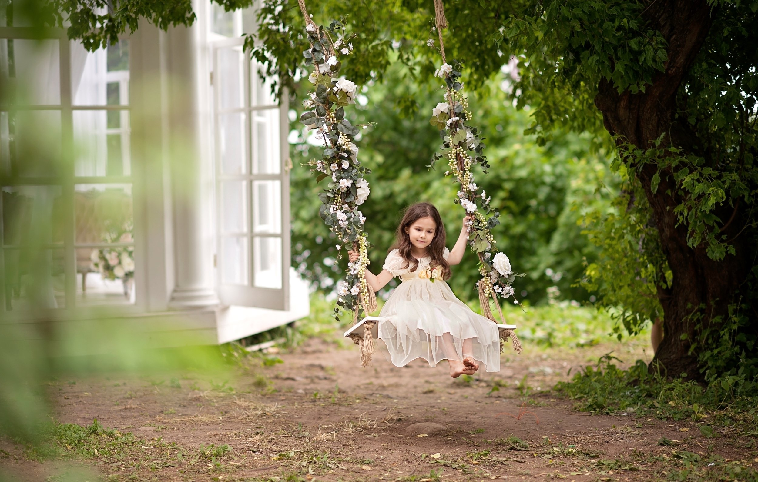 Игриво ласково. Качели в саду. Девушка на качелях. Весенние фотосессии на природе. Фотосъемка в саду.