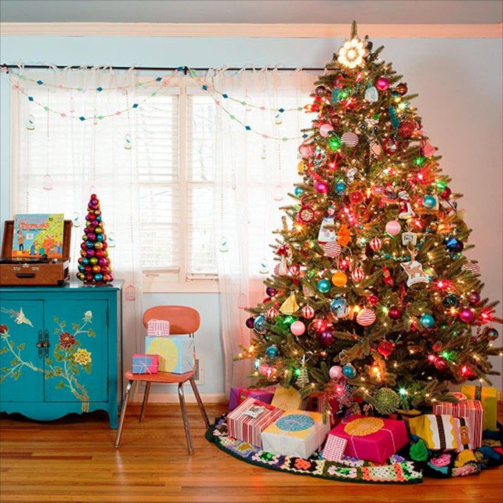 Новогодняя елка в детской комнате