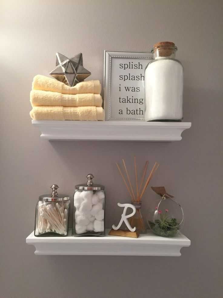 Декор в ванной на полочках