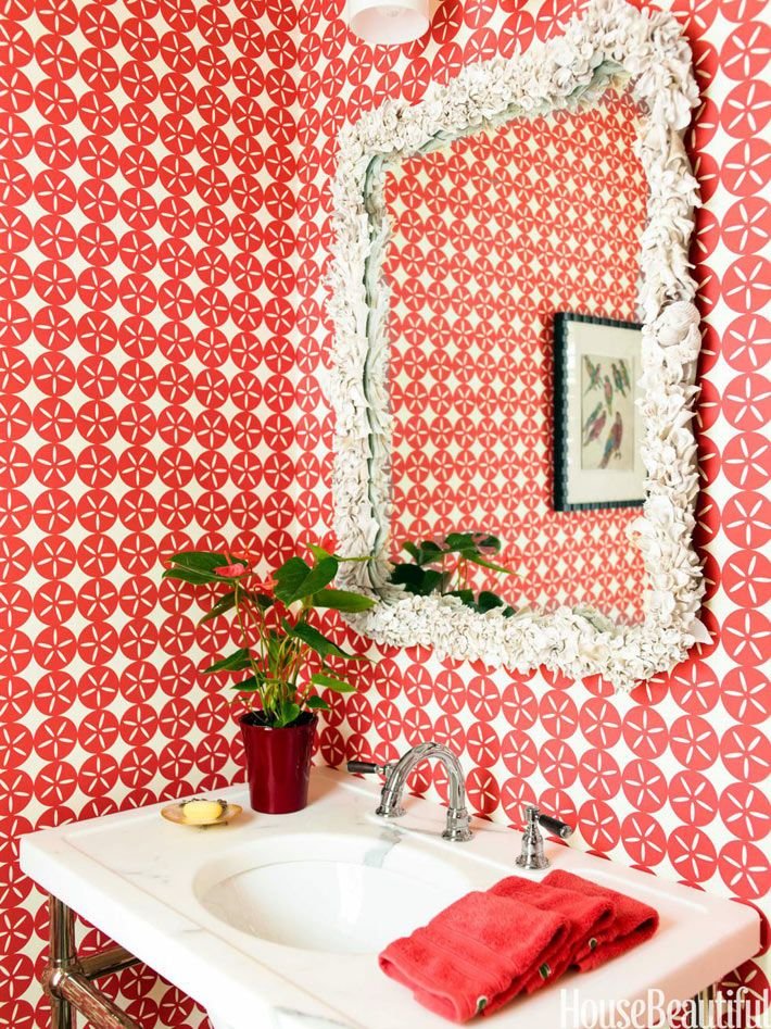 Яркий декор в белую ванную комнату