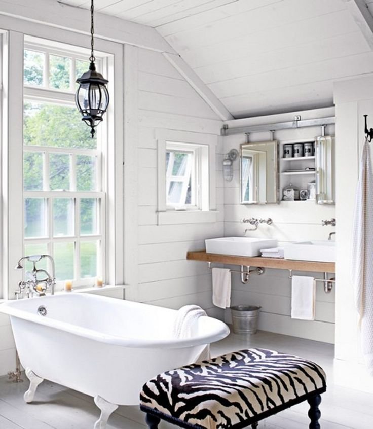 Белая ванная в деревянном доме