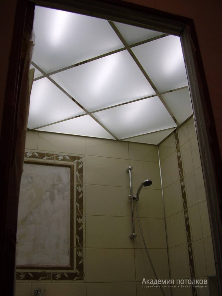 Стеклянный потолок в ванную комнату