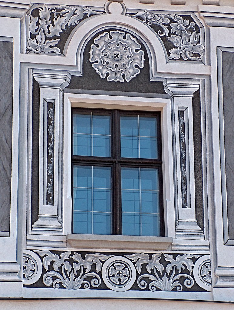 Лепнина на окнах фасада