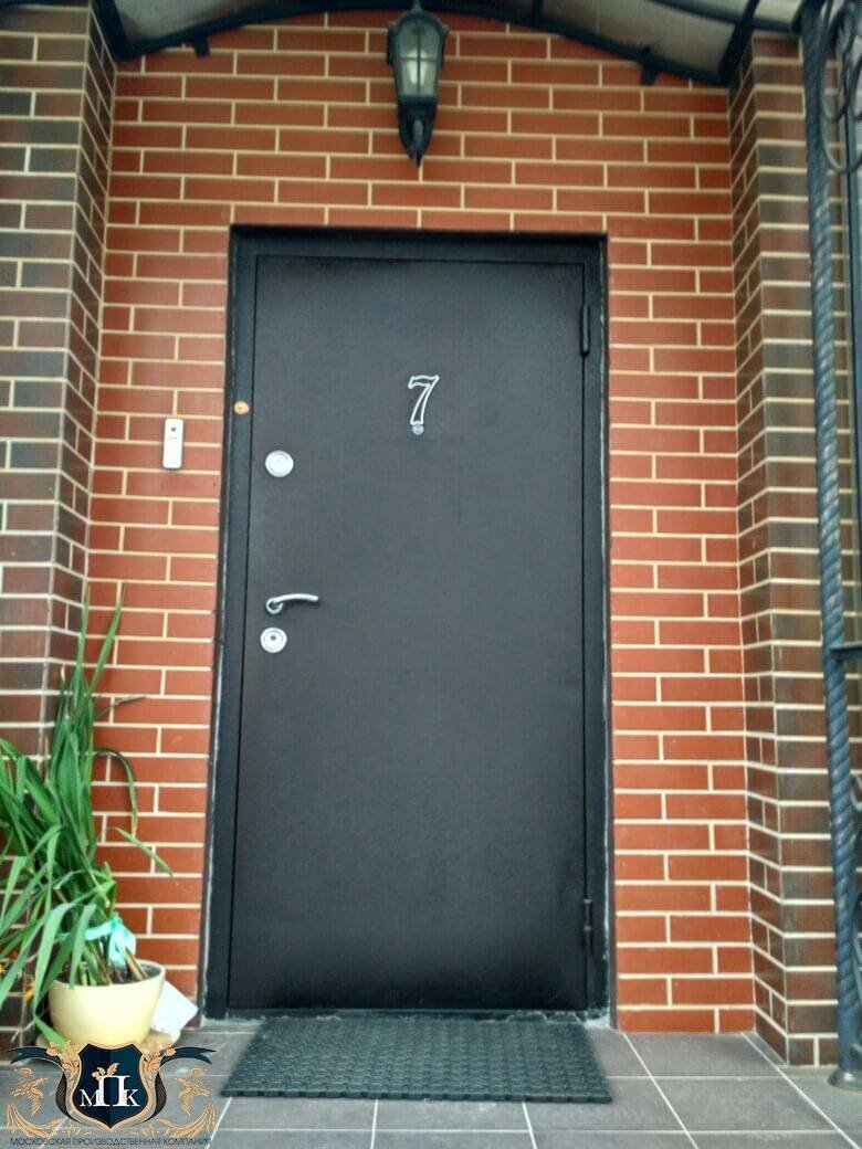 Входная дверь в квартиру снаружи
