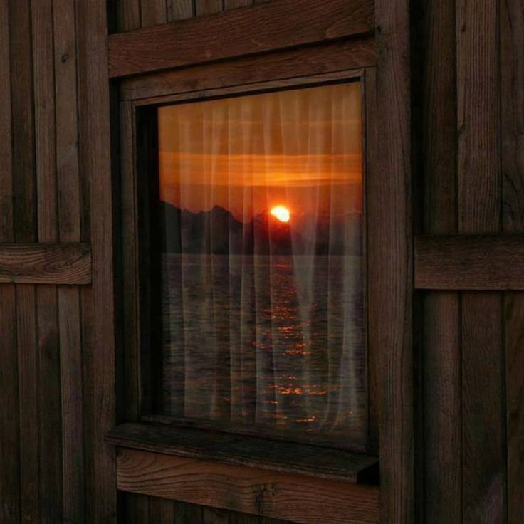 Отражение солнца в окне
