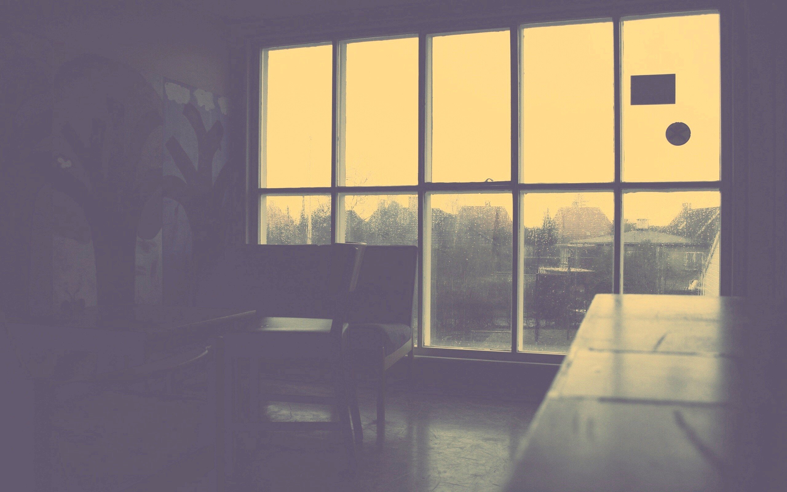 Темная комната читать. Тёмная комната дождь за окном. Темная комната с окном без рамки. 1680 На 1050 окно. Солнечный свет в темной комнате.