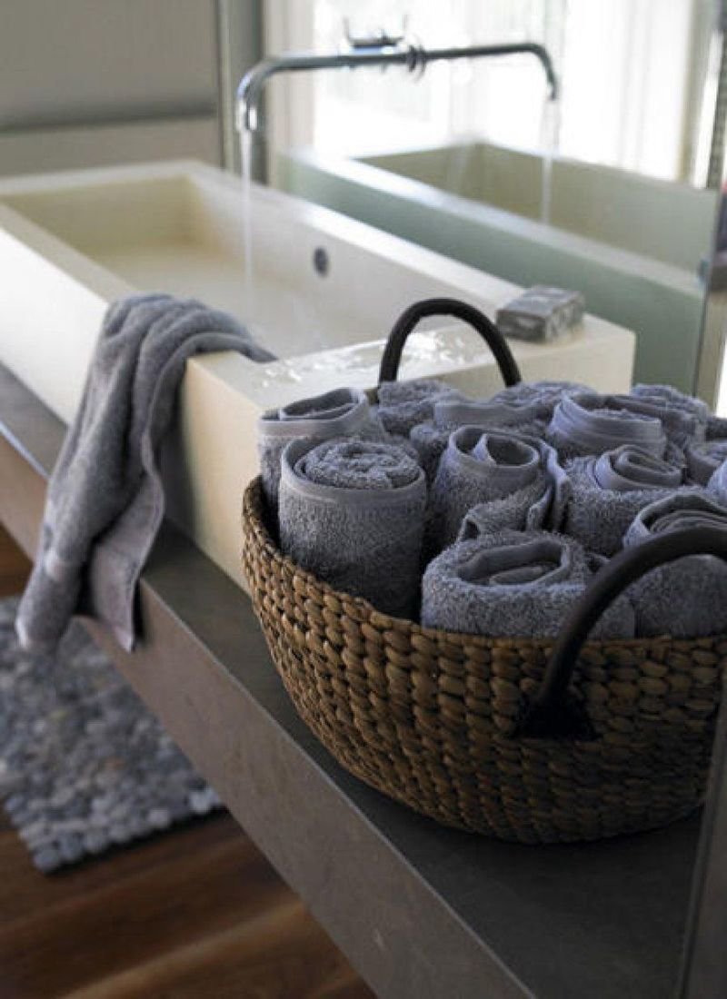 Хранение полотенец в ванной в корзине