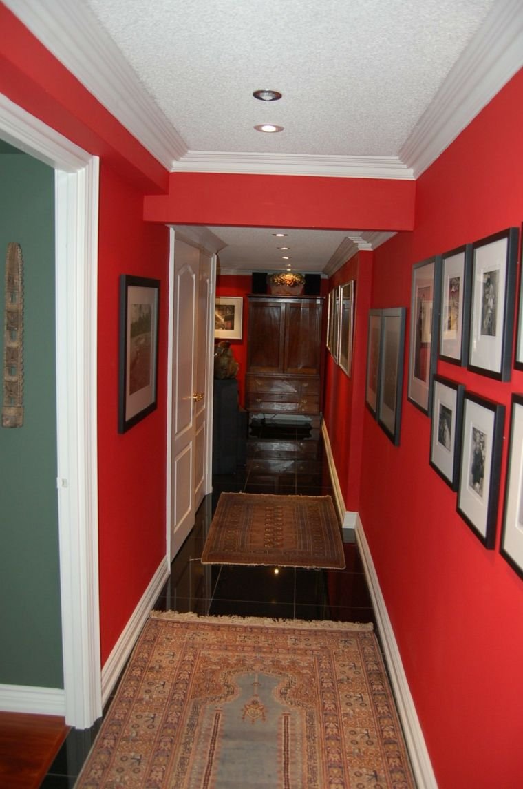 Бордовый коридор