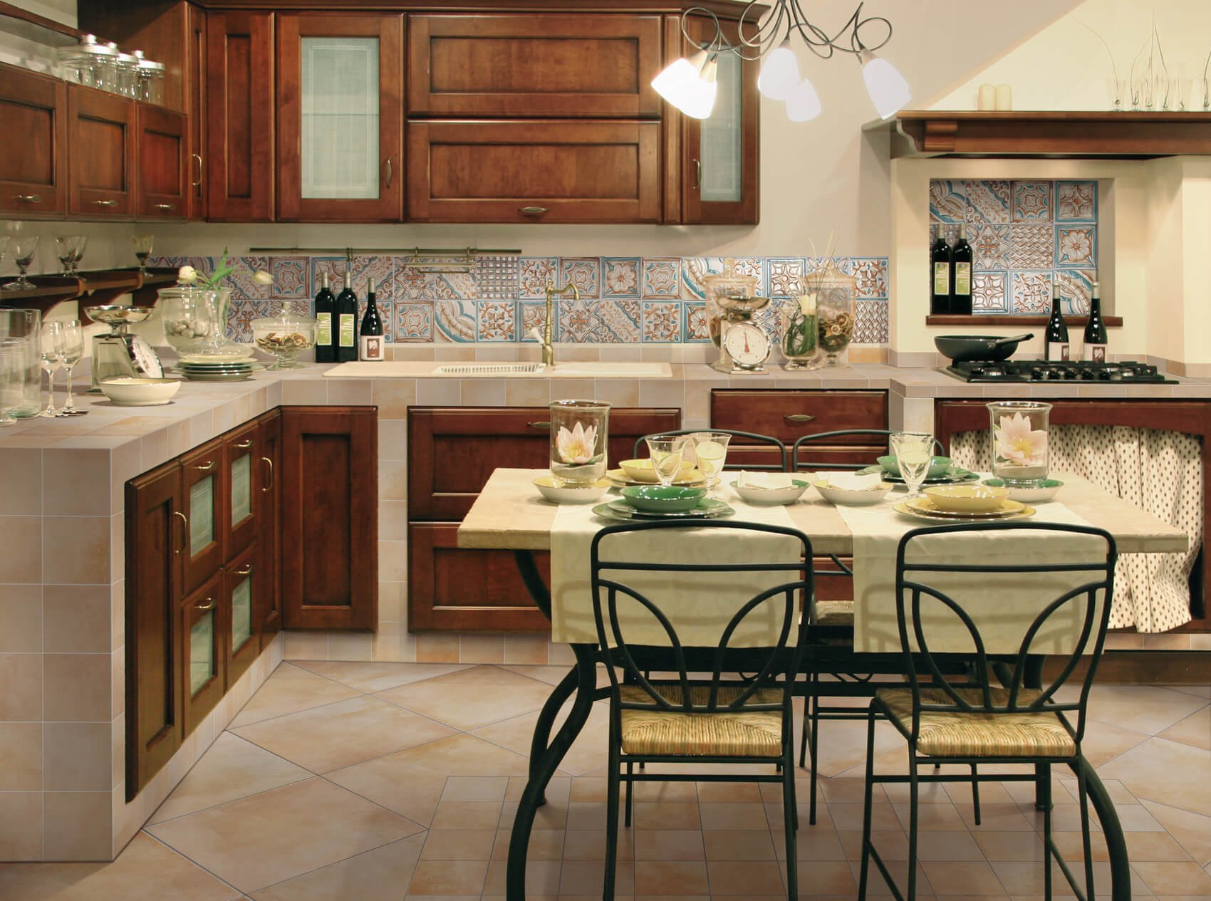 Красивая плитка на кухню. Красивый кафель для кухни. Фартук для кухни в итальянском стиле. Современная плитка для кухни. Фартук для кухни из плитки.