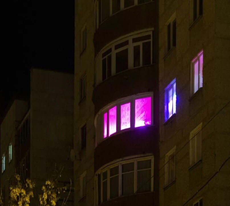 Розовая подсветка в окнах