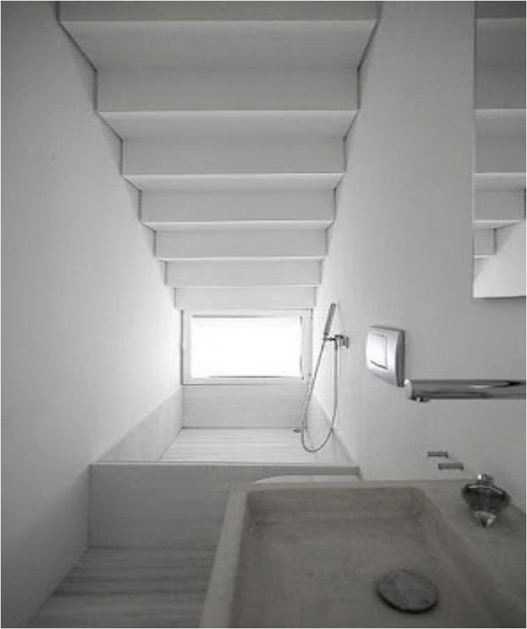 Туалет под лестницей на даче