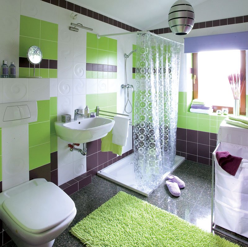 Зеленые стены в ванной комнате