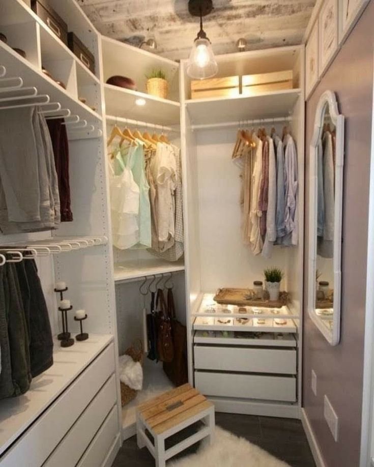 Маленькая гардеробная комната
