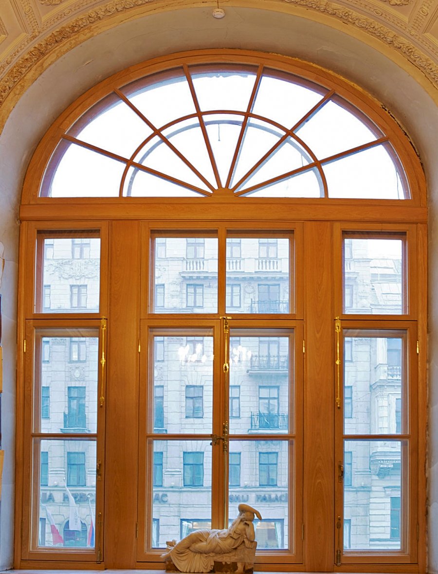 Арочные деревянные окна (62 фото)
