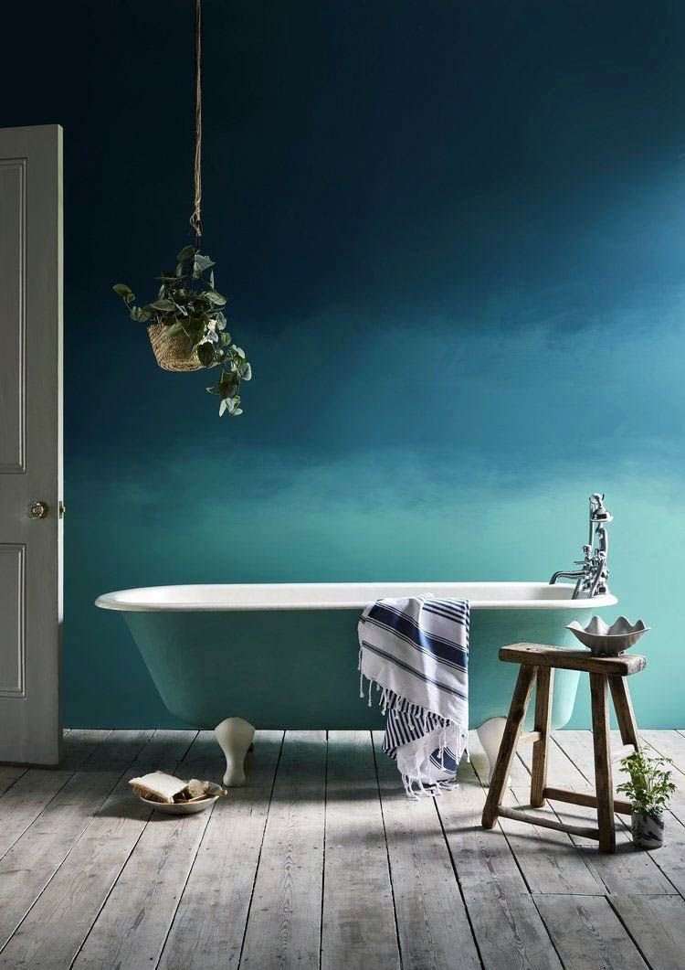 Синяя краска в ванной