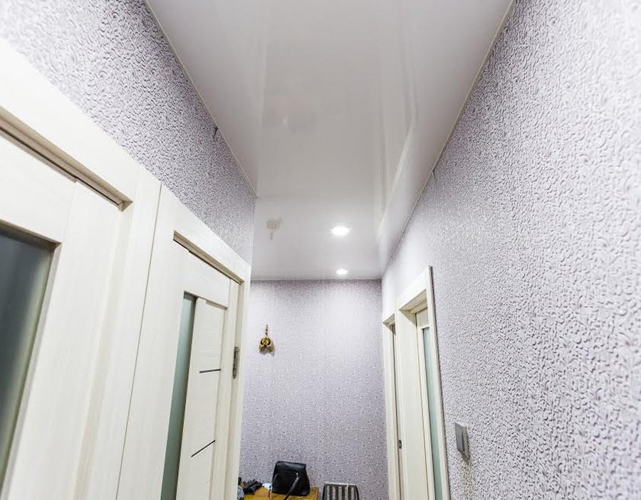 Глянцевый натяжной потолок в коридоре