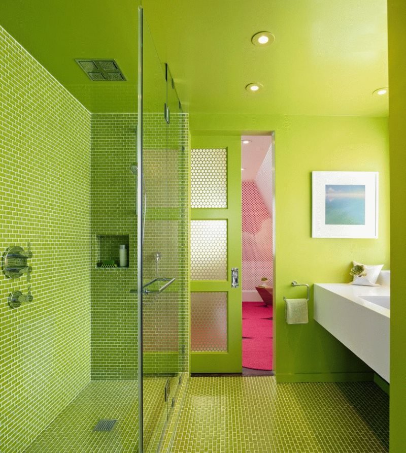 Яркий интерьер ванной комнаты