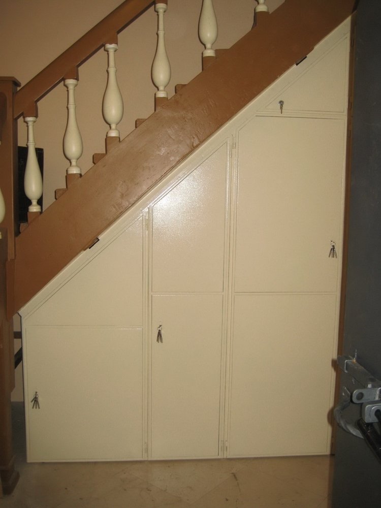 Шкаф под лестницей