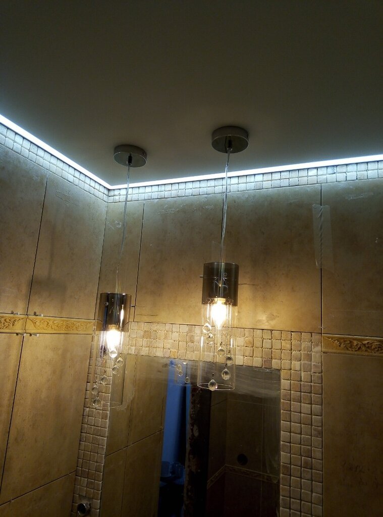Парящий натяжной потолок в ванной фото