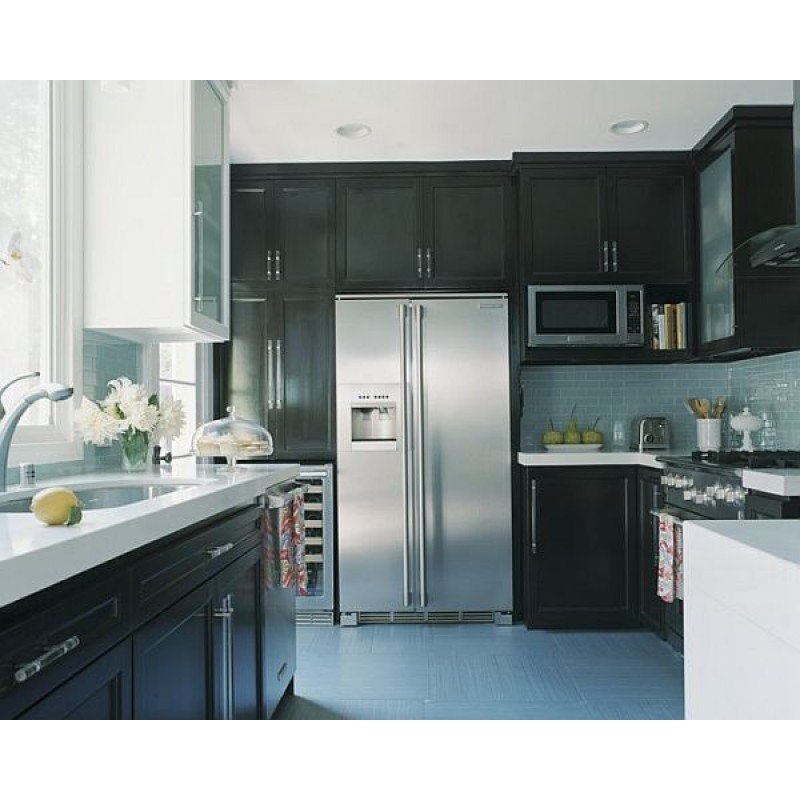 Черный двухдверный холодильник в интерьере белой кухни