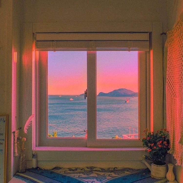 Комната с закатом в окне