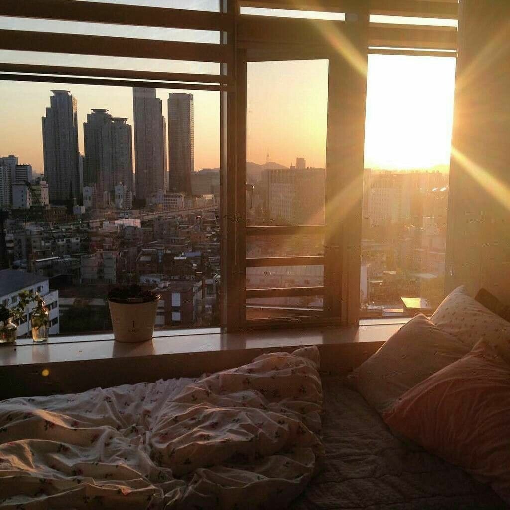 Спальня с красивым видом из окна