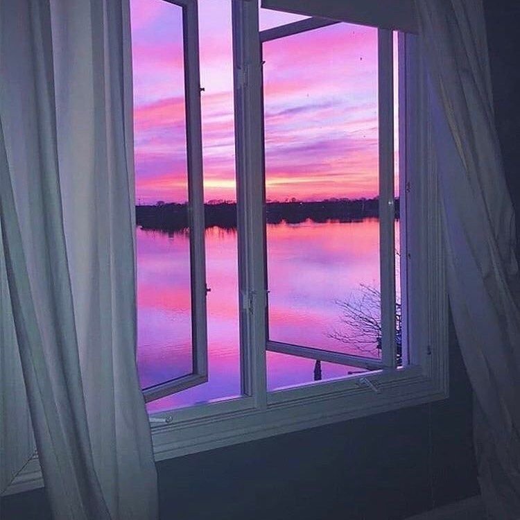 Красивый закат в окне