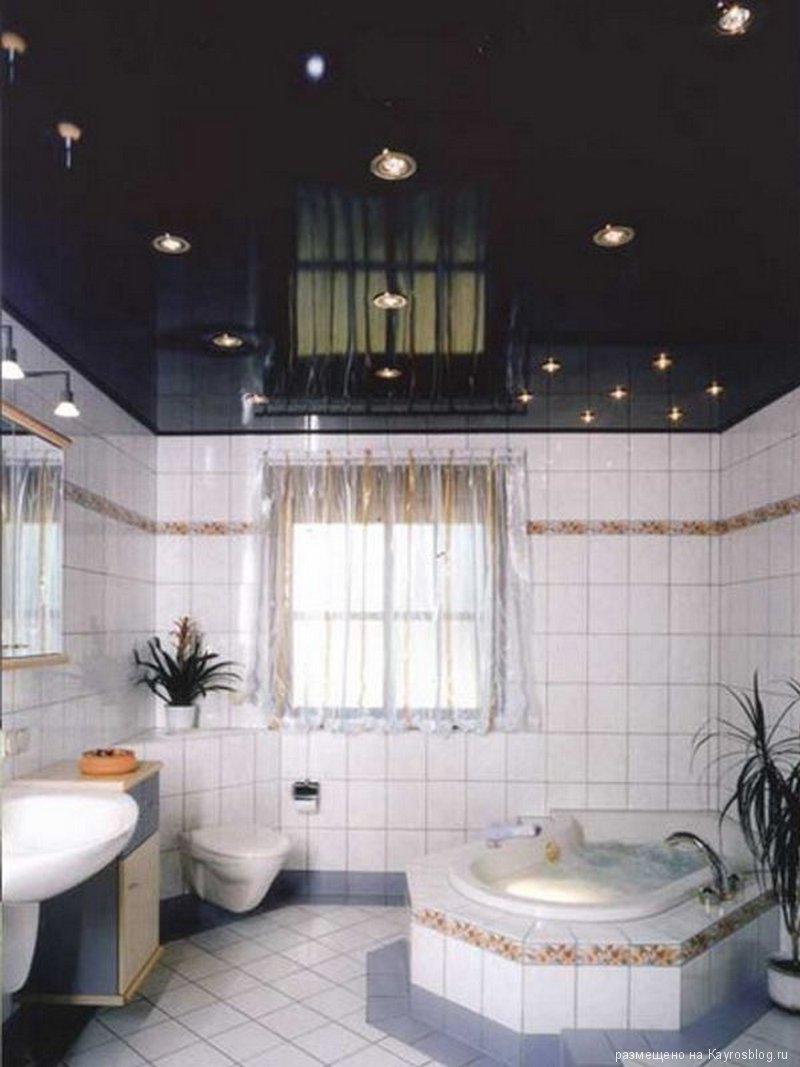 Черный потолок в ванной трубы