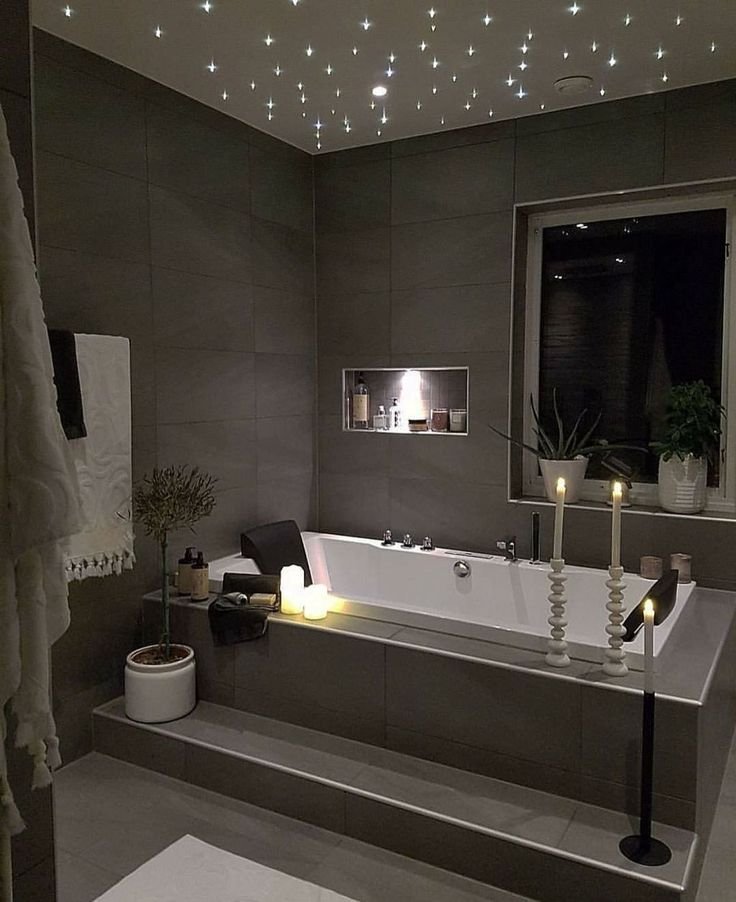 Интерьер ванной комнаты с подвесным потолком чёрного цвета